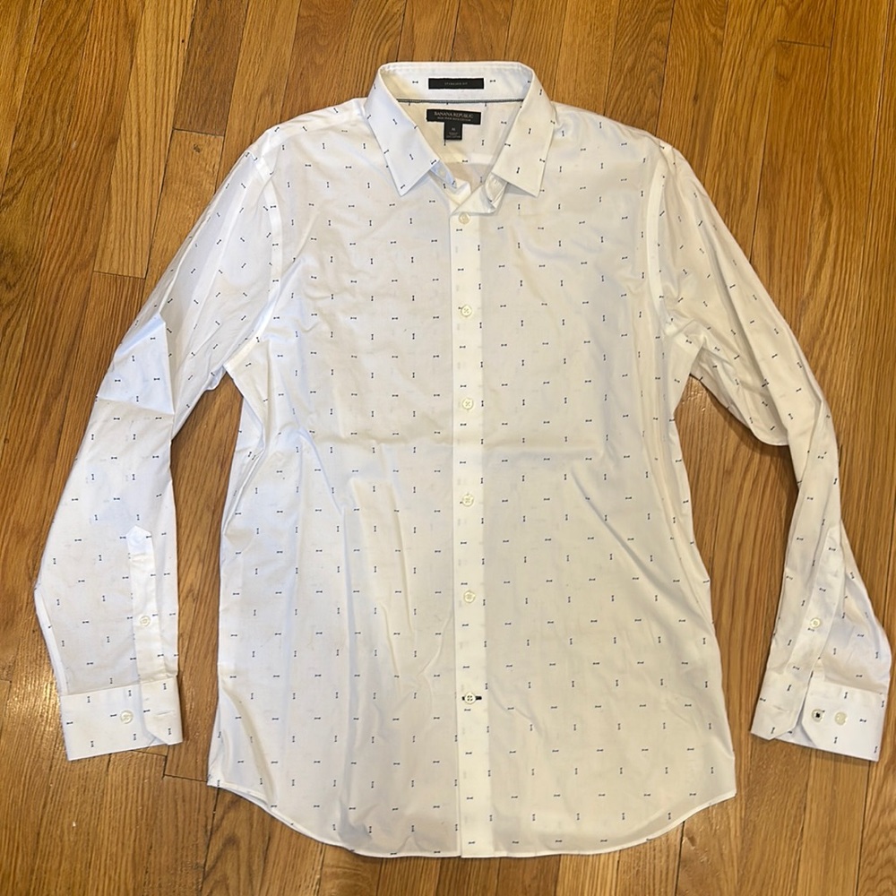 Banana Republic men’s button down shirt. Non-iron 100% cotton. Standard fit